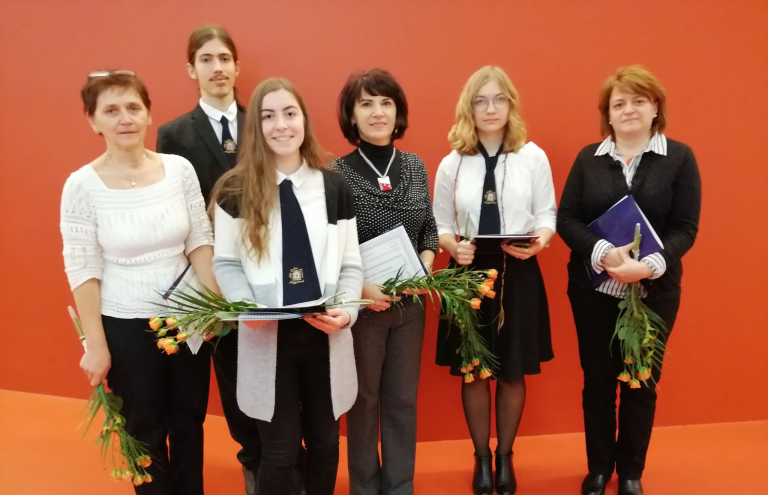 Adys diákok és pedagógusok díjazása Bukarestben