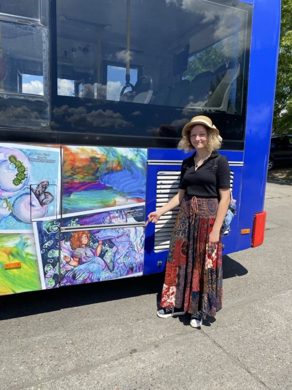 Színes autóbusz a diákok rajzaival