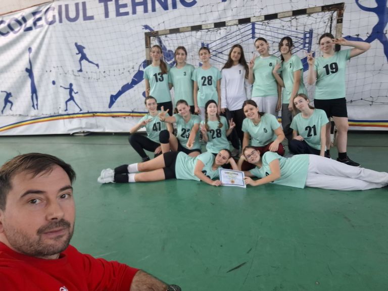 Sikeres szereplés a kézilabda tornán – ezüstérmesek lettek az Ady lányai